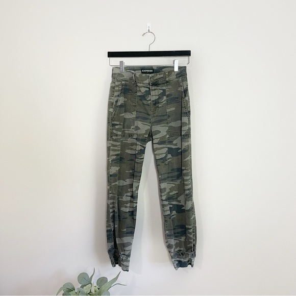 [Express] Women's Camo Print High Rise Jogger Style Straight Leg Cargo Pants - Picture 1 of 9